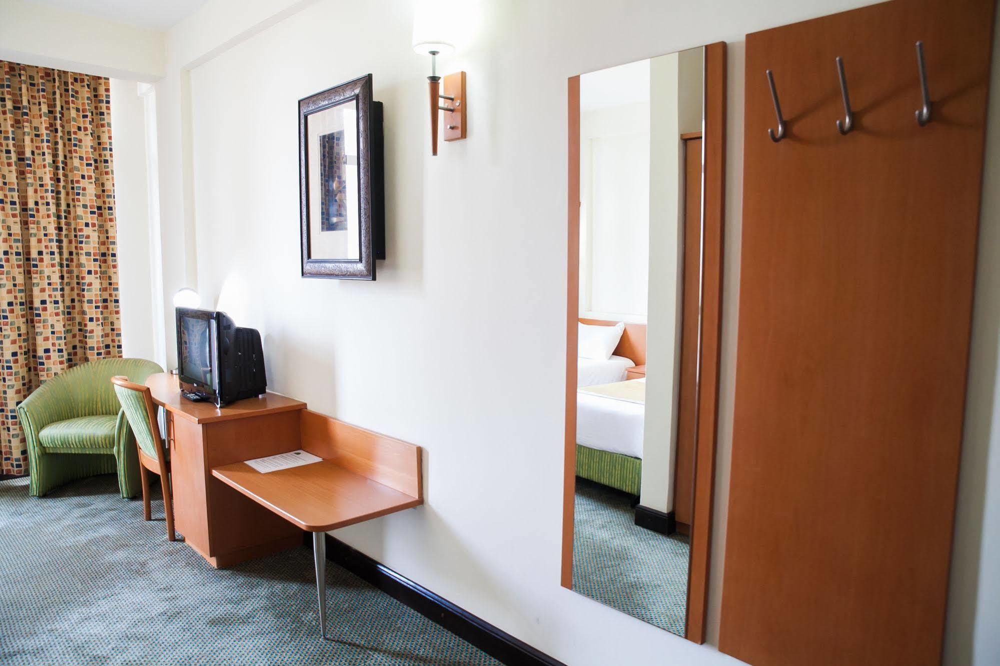 Gorillas City Centre Hotel Кигали Екстериор снимка